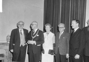 754px-Prijzen_Jan_Campert_Stichting_uitgereikt_te_Den_Haag,_v.l.n.r._mr._A.J._Herzberg,_-_NA_-_917-2631
